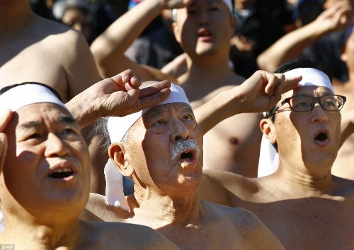 Năm nay khoảng 100 người tham gia đóng khố tắm nước lạnh ở đềnTeppozu Inari Shinto, còn tại đền Kanda Myojin Shinto có 36 người. Năm nay khoảng 100 người tham gia đóng khố tắm nước lạnh ở đềnTeppozu Inari Shinto, còn tại đền Kanda Myojin Shinto có 36 người.